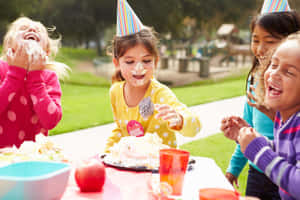 孩子們在戶外用蛋糕和糖霜慶祝生日。 — 派對 壁紙