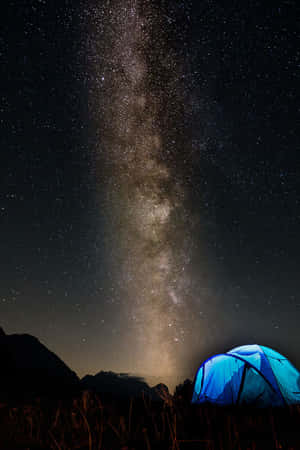 星空下的藍色帳篷，銀河可見。