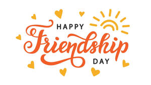 以橙色草書文字和黃色心形及太陽的「Happy Friendship Day」問候。