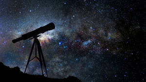三腳架上的望遠鏡在星空夜空和彩色星雲的襯托下形成剪影。 — 夜空 壁紙