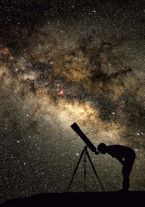 夜晚使用望遠鏡觀看銀河的人 — 天空景觀 壁紙