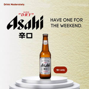 Asahi Super Dry啤酒瓶放在白色底座上，帶有「Have One for the Weekend」文字。 — 日本 壁紙
