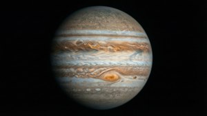 木星帶有漩渦雲帶和大紅斑在太空中