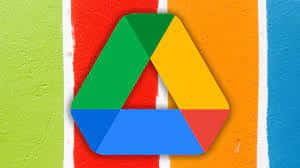 Google Drive 標誌繪製在色彩繽紛的條紋牆上。