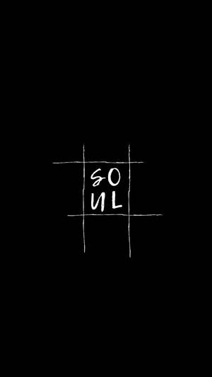 黑色背景上以十字準線框住的白色手寫文字「SOUL」。