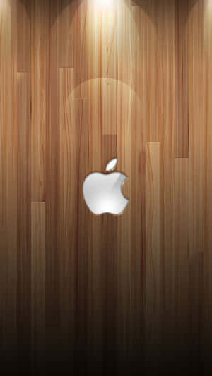 柔和燈光下木質背景上的銀色Apple標誌。