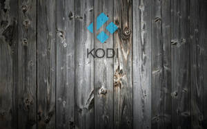 深色木質背景上的 Kodi 媒體播放器標誌