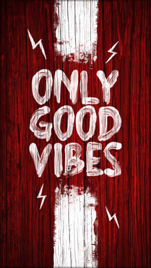 紅色木牆上以白色油漆寫著 only good vibes 和閃電。 — 紅色美學 壁紙