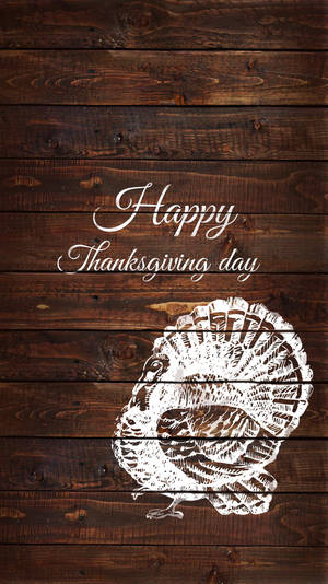 深色木板上的白色插圖火雞，帶有「Happy Thanksgiving day」文字。
