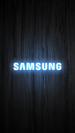 深色木紋上發光的藍色Samsung標誌。