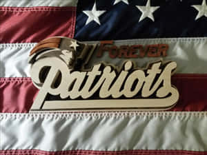美國國旗上的木製 Patriots 標誌 — 美國國旗 壁紙