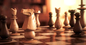木製國際象棋棋子喺格仔棋盤上，溫暖燈光下。 — 國際象棋 壁紙