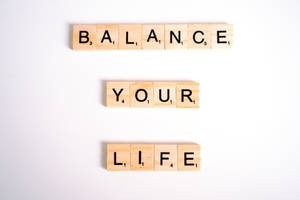 木製 Scrabble 字母牌在白色背景上拼出 balance your life
