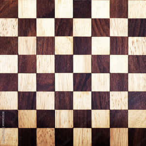 木製棋盤，深淺方格交替排列，展現天然木紋。 — 國際象棋 壁紙