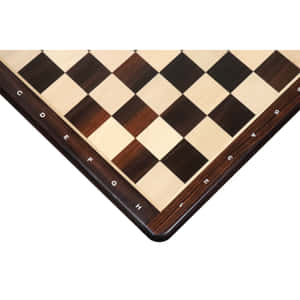 帶有標籤行和列的木製棋盤角落。 — iPad 第10代 壁紙