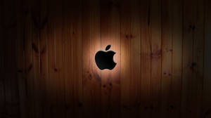 Apple標誌剪影在木牆上發光