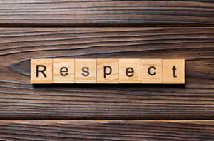 在深色木質背景上拼寫「Respect」的木製字母瓷磚。 — 設計 壁紙