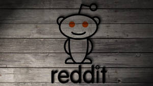 灰色木背景上的 Reddit 吉祥物標誌，下方有文字