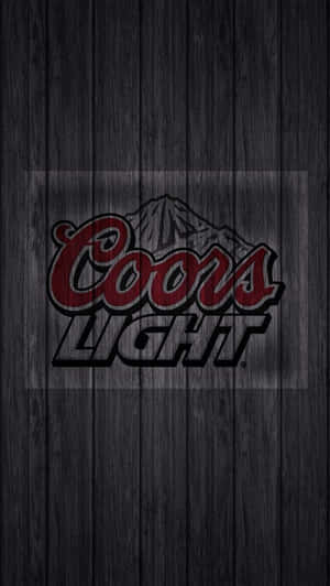 深色木質背景上的 Coors Light 啤酒標誌