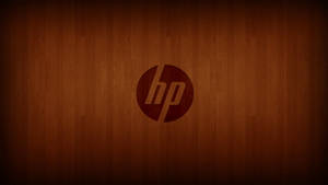 HP 標誌在木紋背景上，帶有漸層照明。