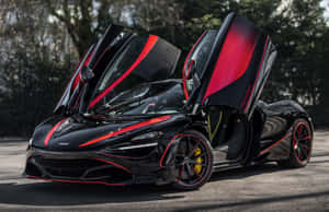 黑色McLaren跑車，帶有紅色點綴和打開的車門，停在鋪砌路面上。