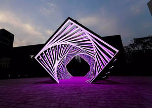 夜晚城市廣場上的一座發光紫色幾何雕塑。