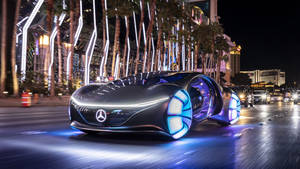 未來感十足的發光汽車在霓虹城市夜晚中奔馳。
