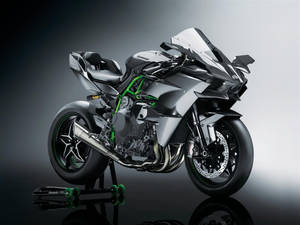 展示中的銀綠色Kawasaki運動摩托車，帶有反射表面。