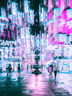 霓虹燈照亮夜晚的東京街道，濕漉漉的路面倒影與行人。
