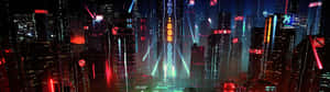 未來主義的城市天際線，夜晚有發光的霓虹燈招牌和雨。 — 32:9 壁紙