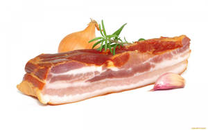 用於烹飪的生煙肉、洋蔥、大蒜和迷迭香。