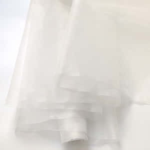 白色薄紗布料，帶有柔和褶皺和柔軟質感。 — 白色 壁紙