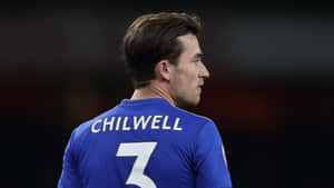 身穿藍色球衣、印有名字Chilwell和3號的足球運動員。