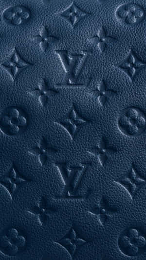 帶有 Louis Vuitton 字母組合壓印的藍色皮革特寫。