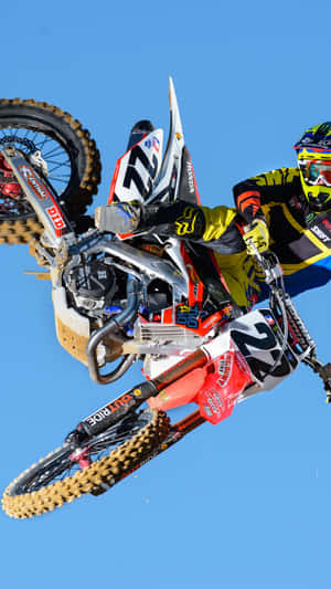 越野電單車手在藍天下騎 dirt bike 空中跳躍