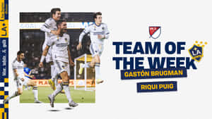 足球運動員以 'Team of the Week' 圖案慶祝入球。 — 運動 壁紙