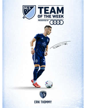 足球運動員 Erik Thommy 身穿藍色球衣，帶有 MLS Team of the Week 品牌標識運球。 — 4:5 壁紙