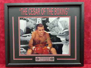 裝裱照片，拳擊手 Julio Cesar Chavez 在拳擊擂台上戴紅色手套和簽名。 — 黑白 壁紙