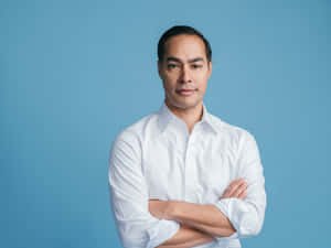 自信男人着白恤衫雙手交叉企喺藍色背景前面