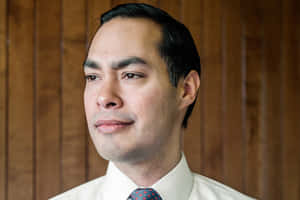身穿白恤衫和圖案領帶的男子，在室內若有所思地凝視。
