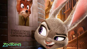 Judy Hopps 在夜間城市小巷中站在 Nick Wilde 的通緝海報旁微笑。