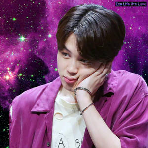穿著紫色外套的年輕男子在星空星雲背景下用手托著下巴 — Jimin GIF 壁紙