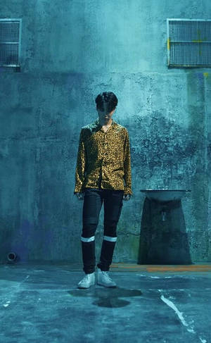 年輕男子穿豹紋襯衫站在工業風青綠色房間 — Jimin GIF 壁紙