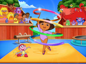 Dora the Explorer 在色彩繽紛的戶外體育館中轉動呼拉圈，朋友們在觀看。