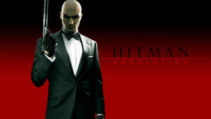 Hitman Absolution 遊戲角色身穿黑色燕尾服，在紅色背景上手持手槍。 — 火影忍者海報 壁紙