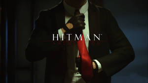 Hitman Absolution遊戲標誌，一個穿西裝的男人正在調整他的紅色領帶。 — 火影忍者海報 壁紙