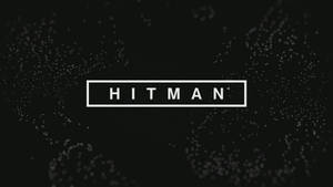 黑色背景上帶有發光粒子的矩形內的白色 HITMAN 標誌。 — 火影忍者海報 壁紙