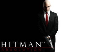 Hitman 角色身穿黑色西裝，在黑白背景下手持手槍，配紅色領帶。 — 火影忍者海報 壁紙