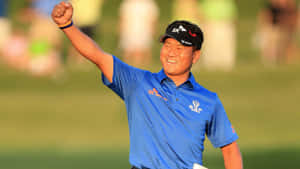 高爾夫球手在陽光明媚的高爾夫球場上舉起拳頭慶祝勝利。