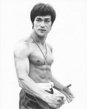 李小龍的武術姿勢肖像，赤裸上身，戴著項鍊。